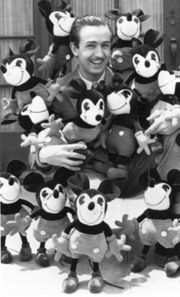 Walt Disney cu multe papusi Mickey Mouse