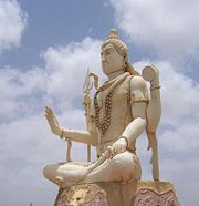 Statuia zeului Shiva. Shiva era deseori reprezentat ca zeul Dansului Cosmic, crezandu-se ca el poate crea si, totodata, nimici intregul Univers